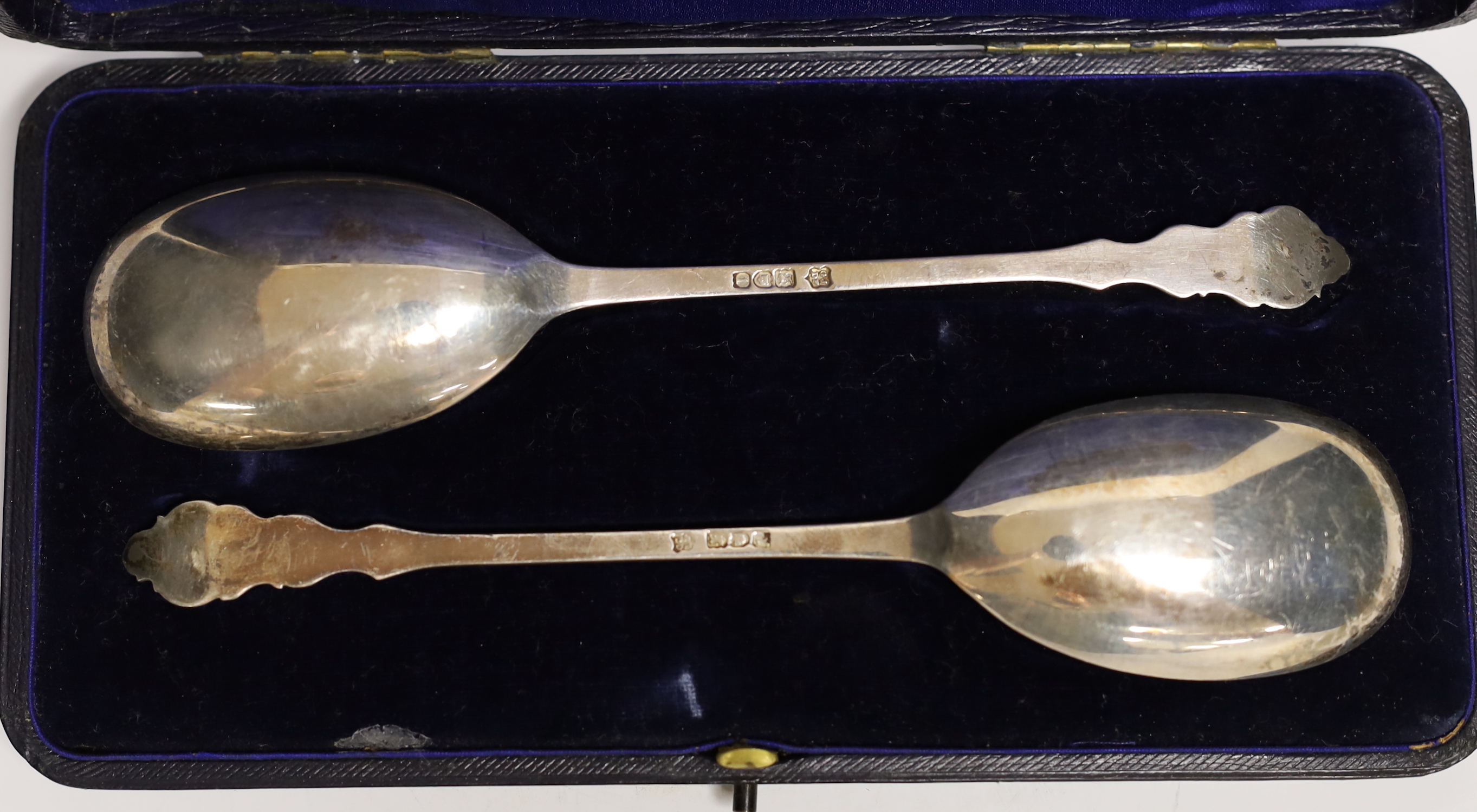 A cased pair of Edwardian parcel gilt silver serving spoons, Josiah Williams & Co Ltd, London, 1906, 19.6cm.